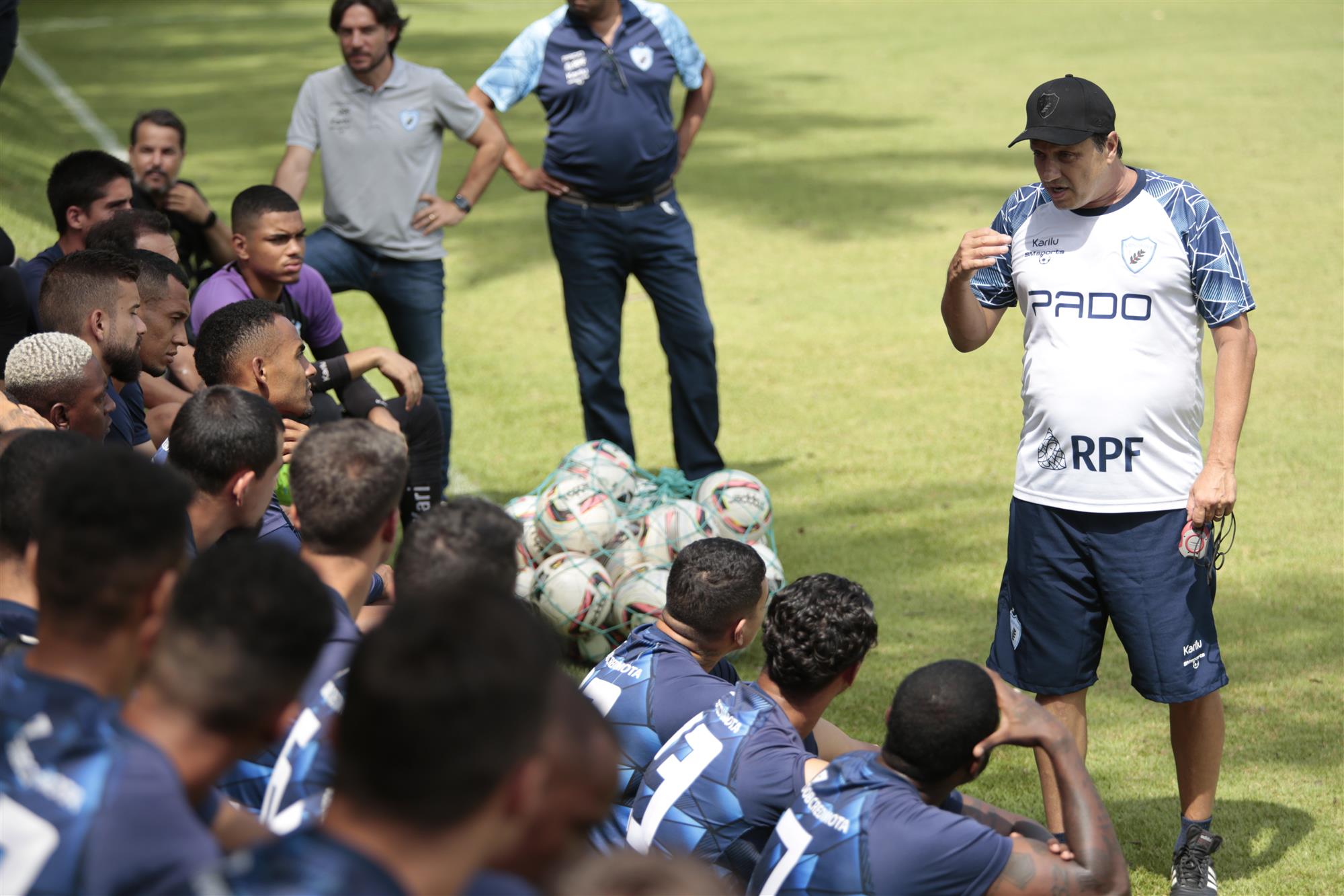 Adilson Batista é apresentado aos atletas e comanda o seu primeiro treino em Londrina 