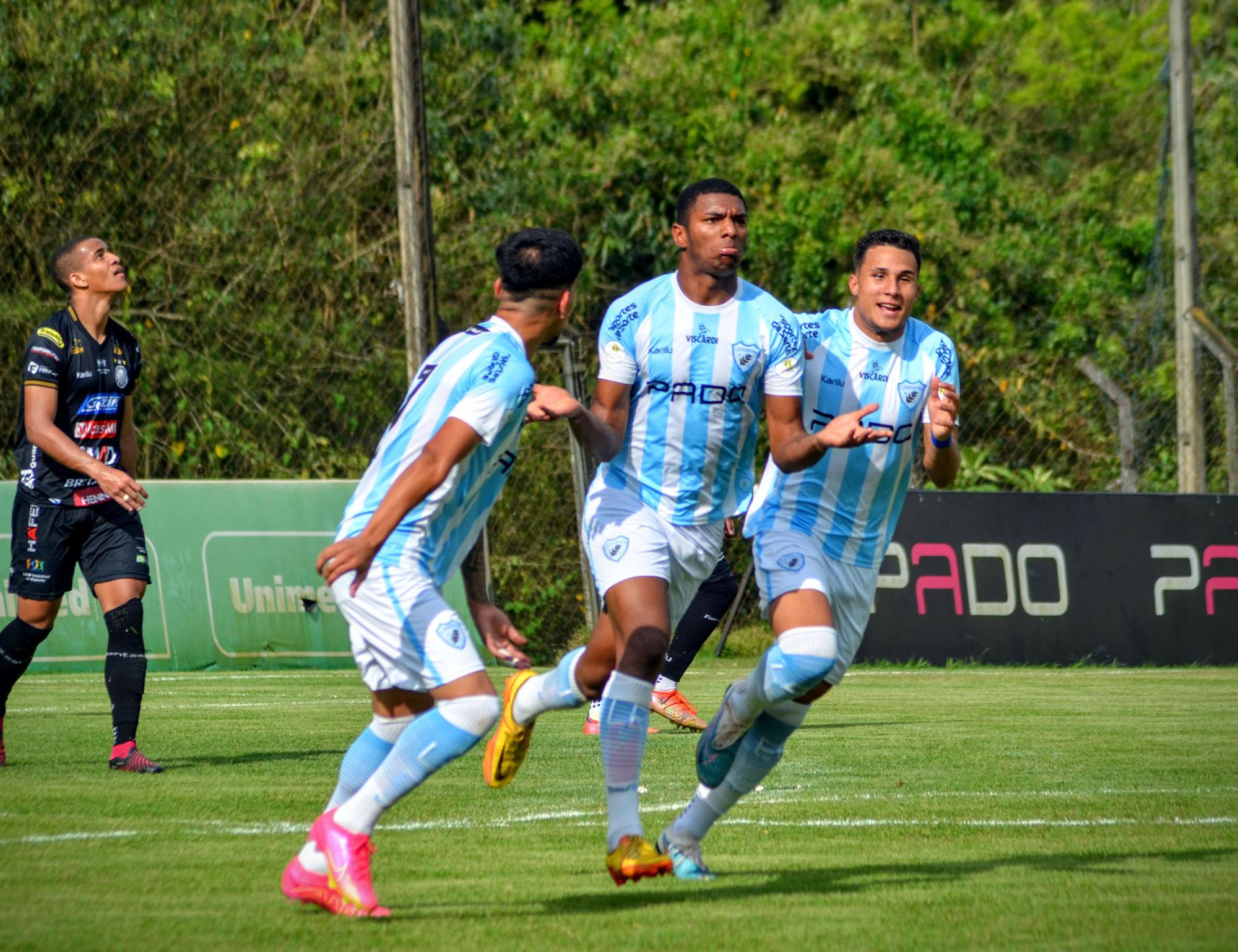 Londrina renova com zagueiro Gabriel e centroavante Brandão