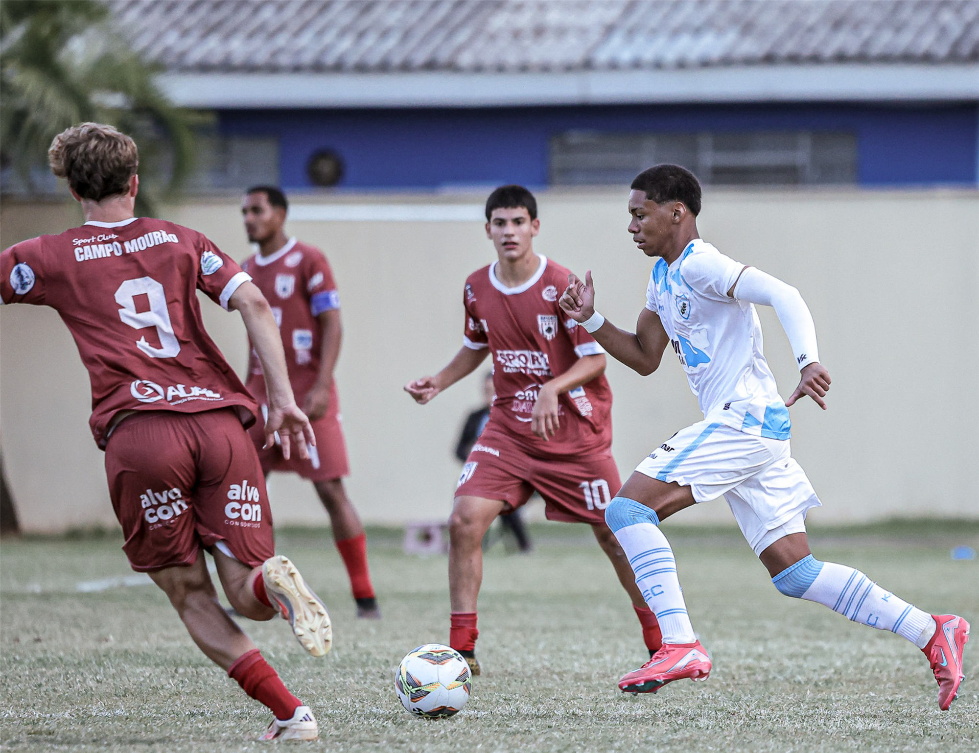 Tubarão sub-17 goleia no Café e mantém a liderança